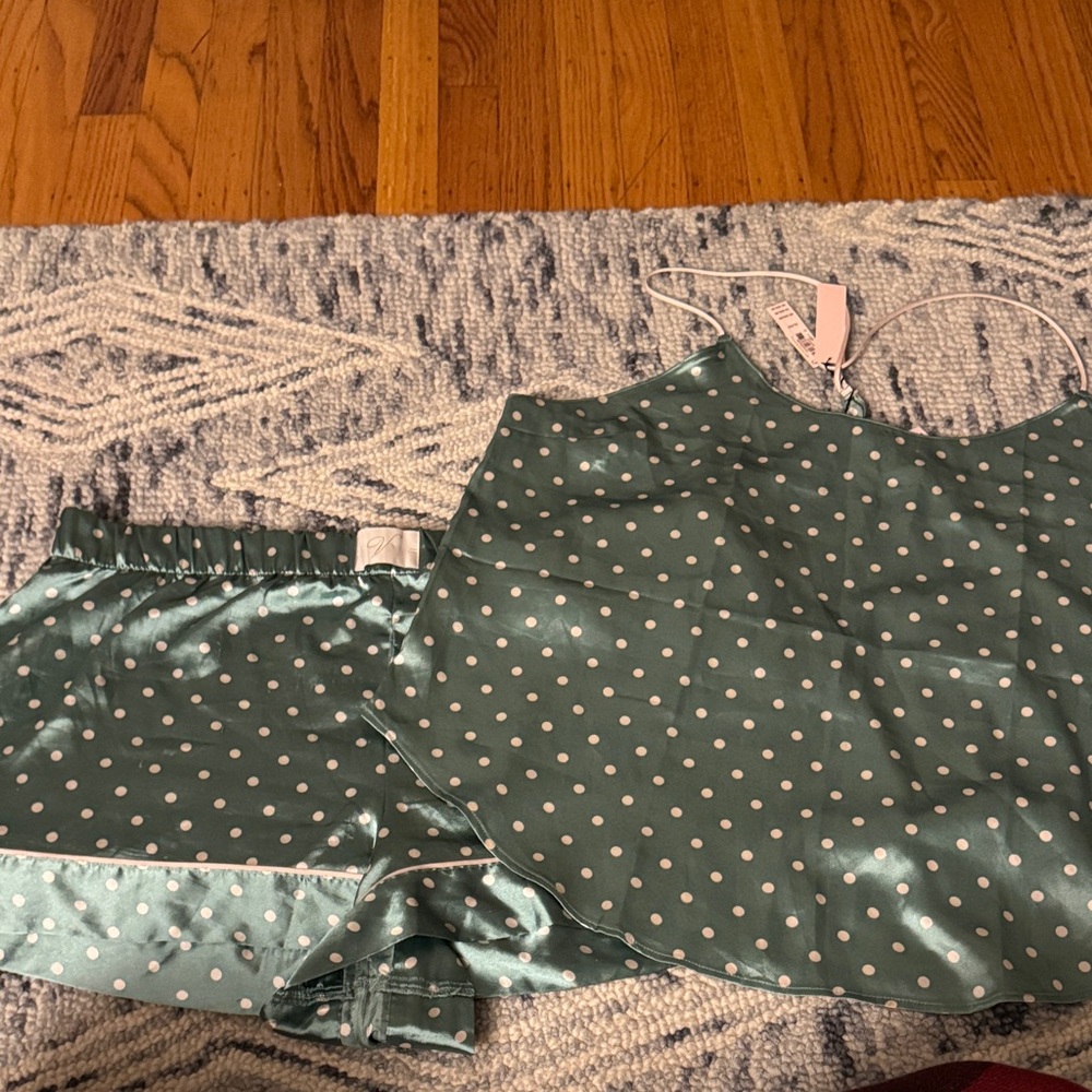 Victoria’s Secret 🤍⚪️Sea Green Polka Dot Satin poly Pajama Set ⚪️🤍 XL
